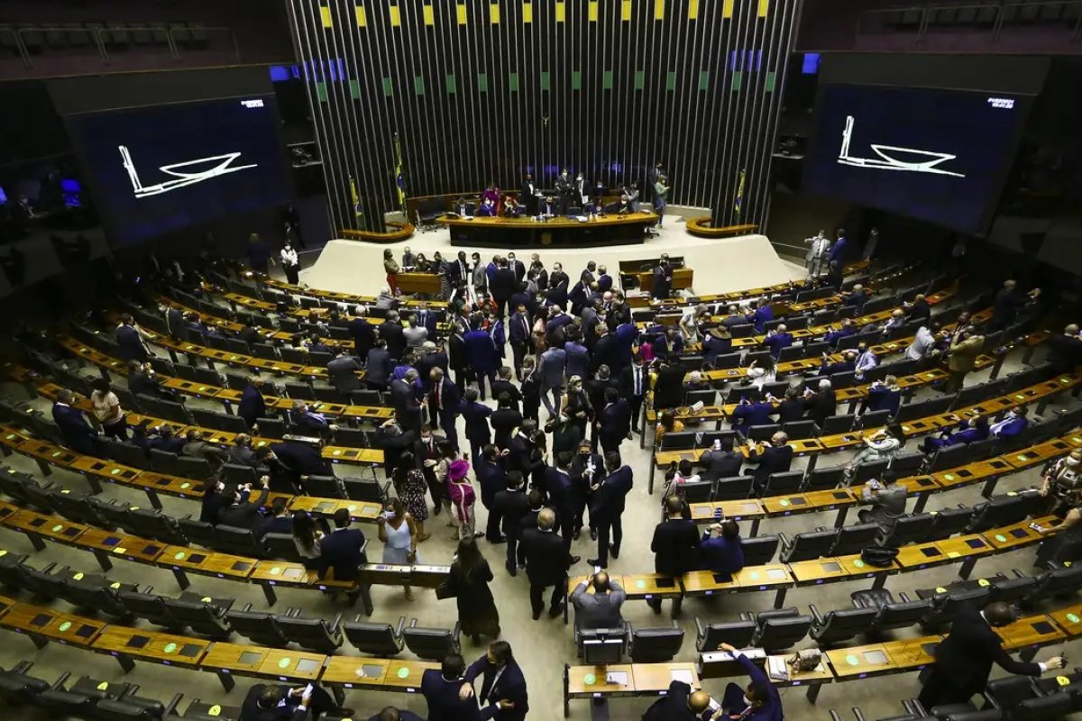 Governo sofre derrota na Câmara ao ter MP do IOF, que renderia R$ 17 bilhões, retirada da pauta