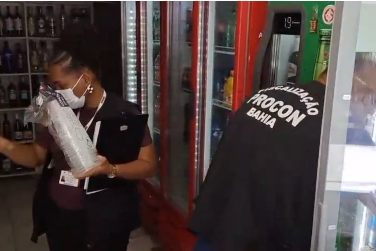  Operação Bebidas Etílicas: polícia identifica bebidas irregulares em locais de Pituaçu e São Marcos