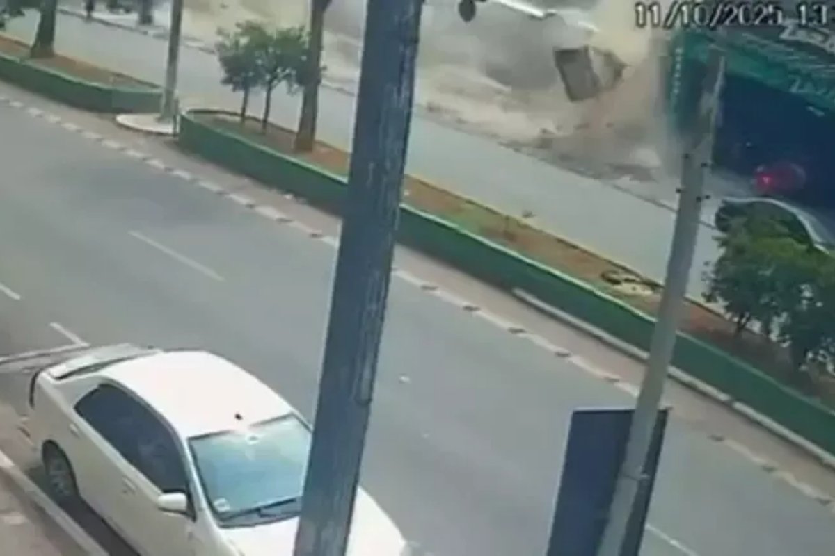 Marquise desaba e deixa dois feridos