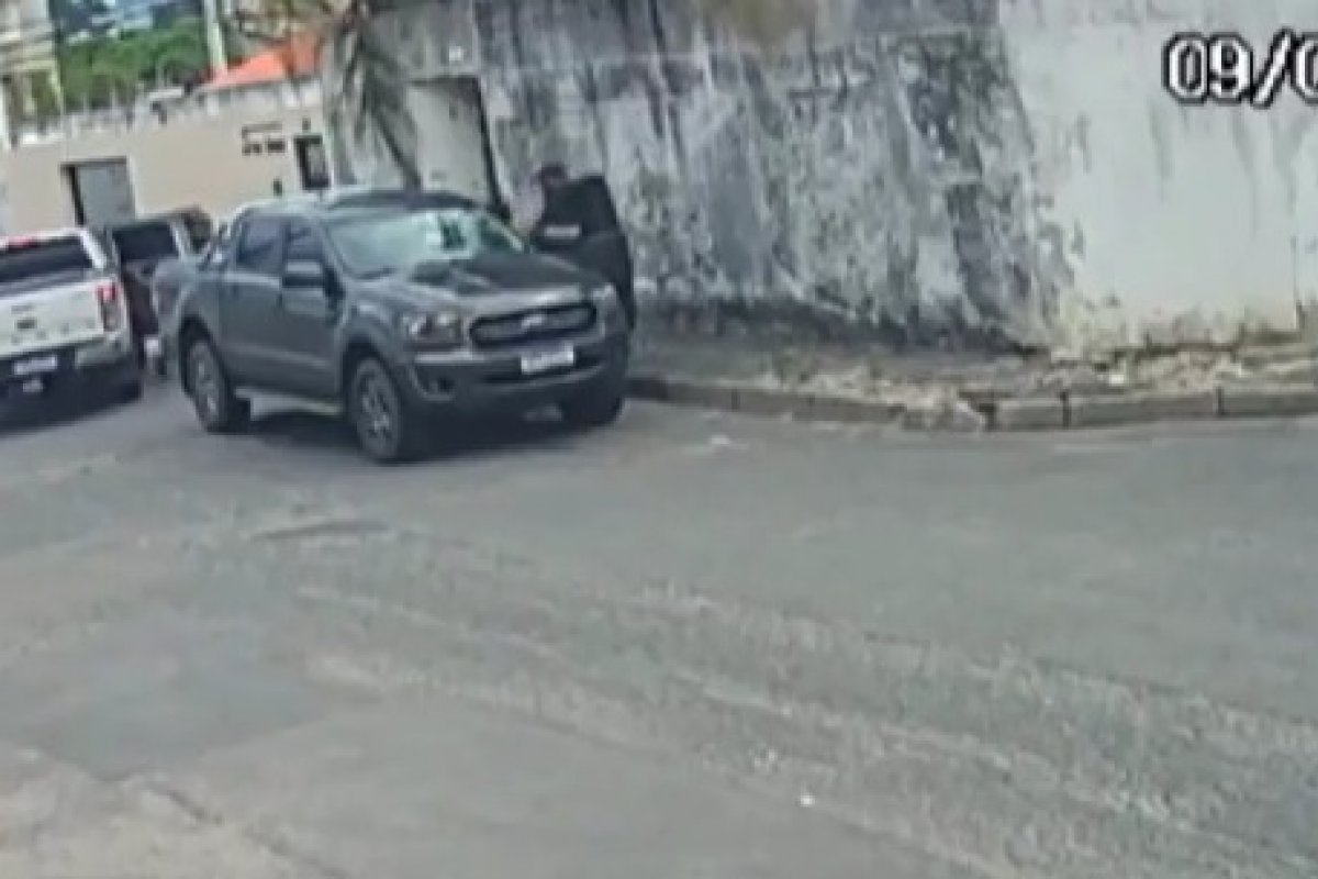 Suspeito de fazer delegada de refém durante assalto é preso em Salvador