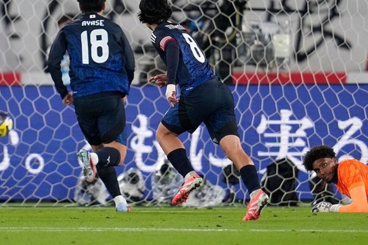 Zaga entrega e, de virada, Brasil sofre primeira derrota para o Japão na história