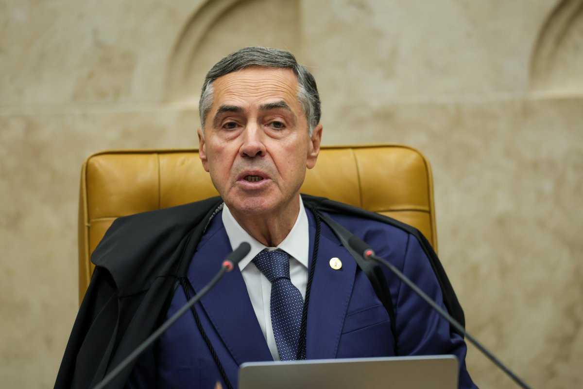 Barroso oficializa pedido de aposentadoria antecipada e fica no STF até sábado