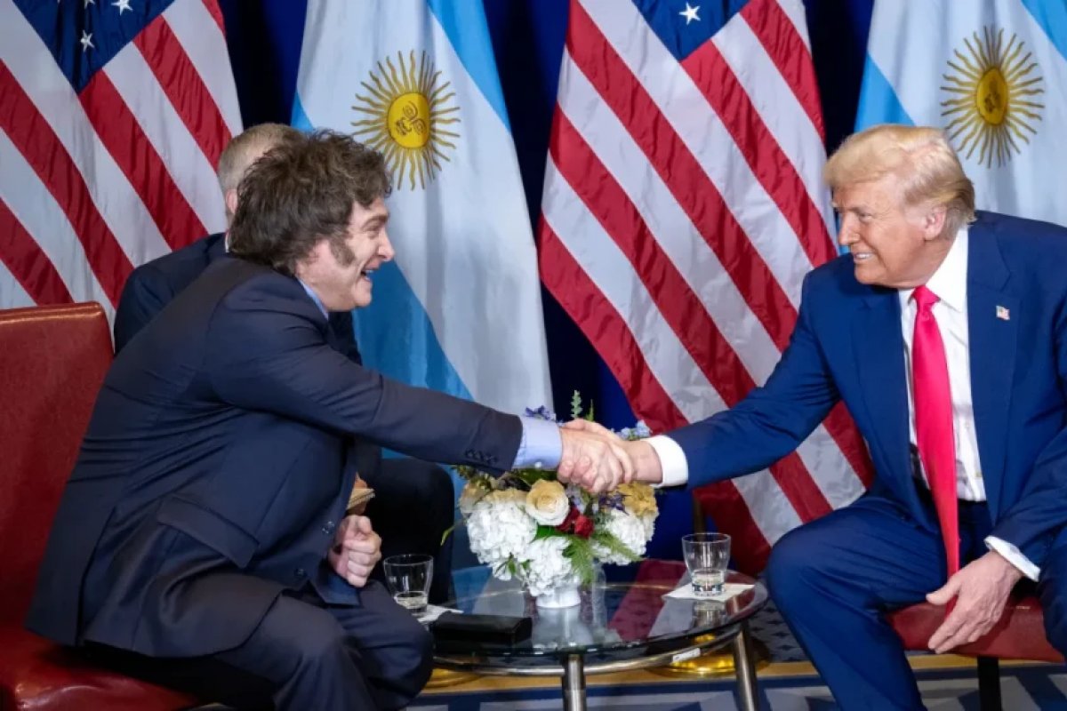 Trump discute com Milei sobre socorro financeiro e interliga apoio a resultados de eleições legislativas