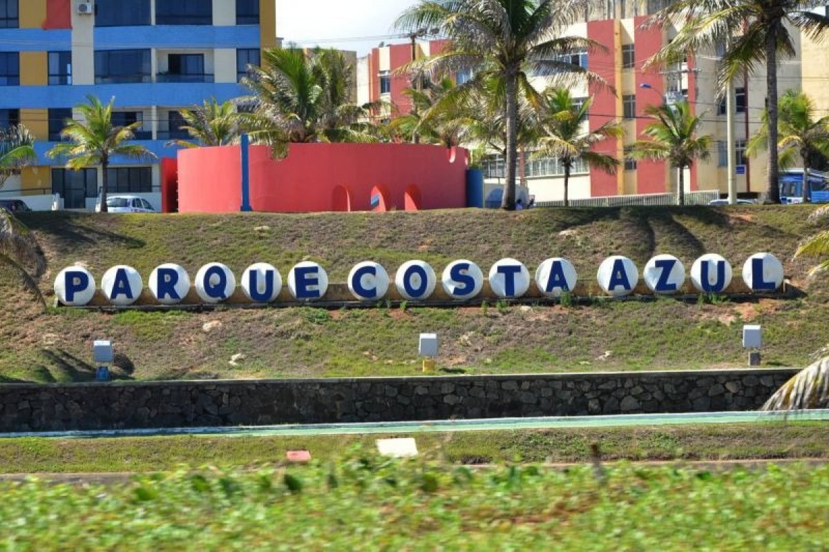 Homem é baleado e esfaqueado na Praça do Costa Azul, em Salvador 