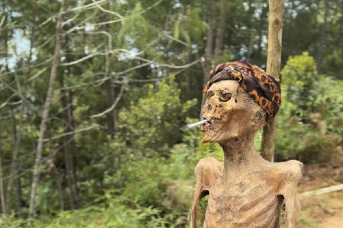 Influenciadora brasileira presencia ritual em que mortos são desenterrados na Indonésia: “Impactante”