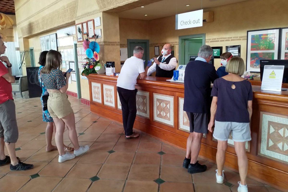 Hotel na Espanha é colocado em quarentena após hóspede com suspeita de coronavírus