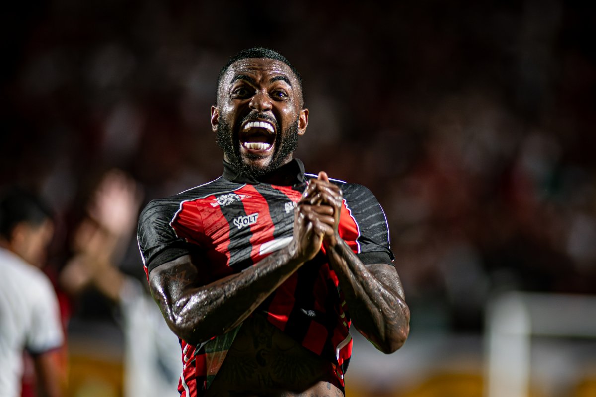 Vídeo: Vitória vence clássico contra o Bahia e segue na briga para deixar a zona de rebaixamento; confira os gols