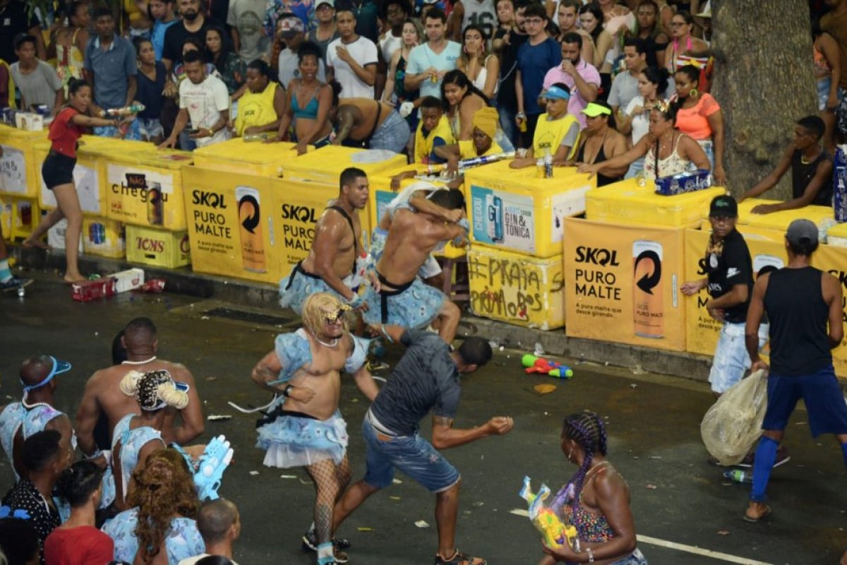 Foliões de bloco e da 'pipoca' formam briga no último dia do Carnaval, em Ondina; confira vídeo