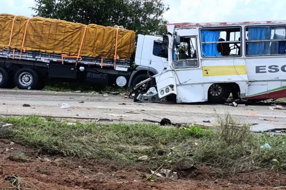 Duas pessoas morrem em colisão entre ônibus e carro na BR-116