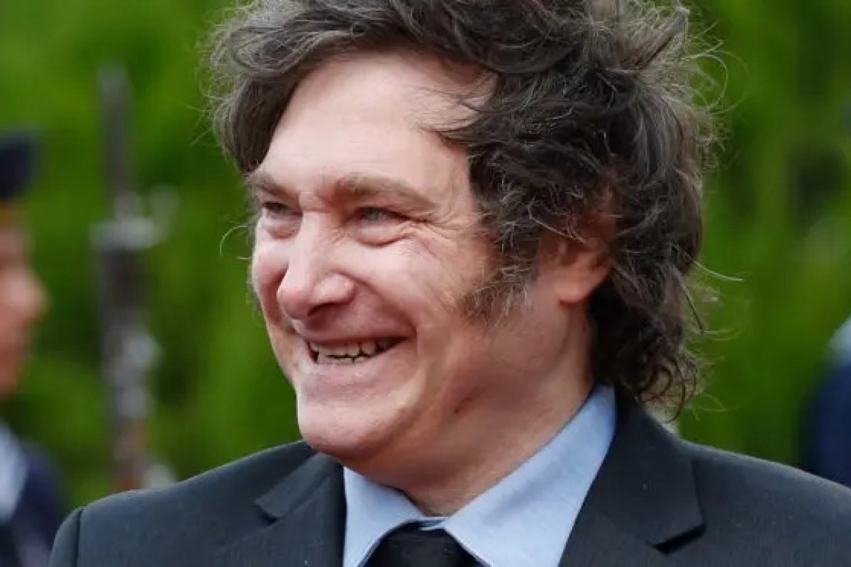 Pesquisa aponta queda na popularidade de Javier Milei às vésperas das eleições na Argentina