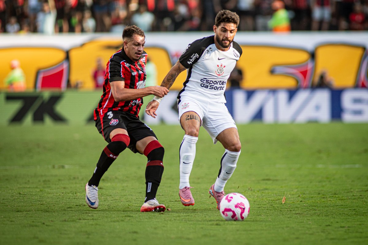 Em jogo fraco e faltoso, Vitória perde para o Corinthians e segue na zona de rebaixamento 