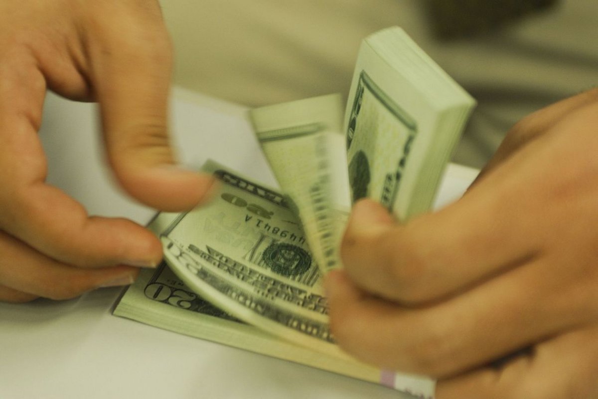 Dólar abre pregão em alta cotado a R$ 4,42 em cenário de disseminação do coronavírus
