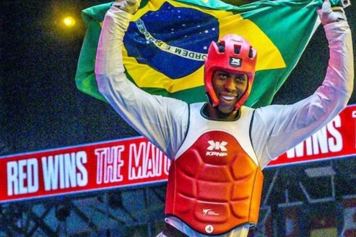 Brasileiro faz história ao conquistar primeiro ouro do país em Mundial de taekwondo 