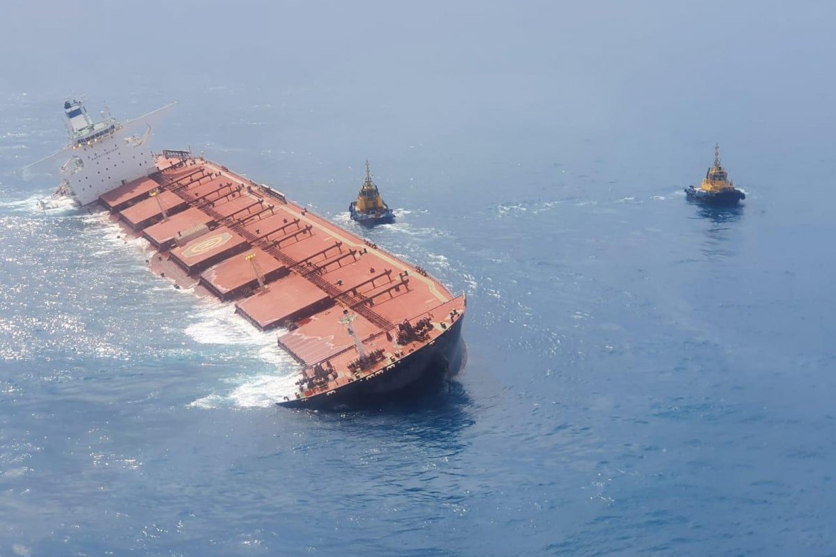 Navio com minério de ferro da Vale está encalhado e ameaça afundar