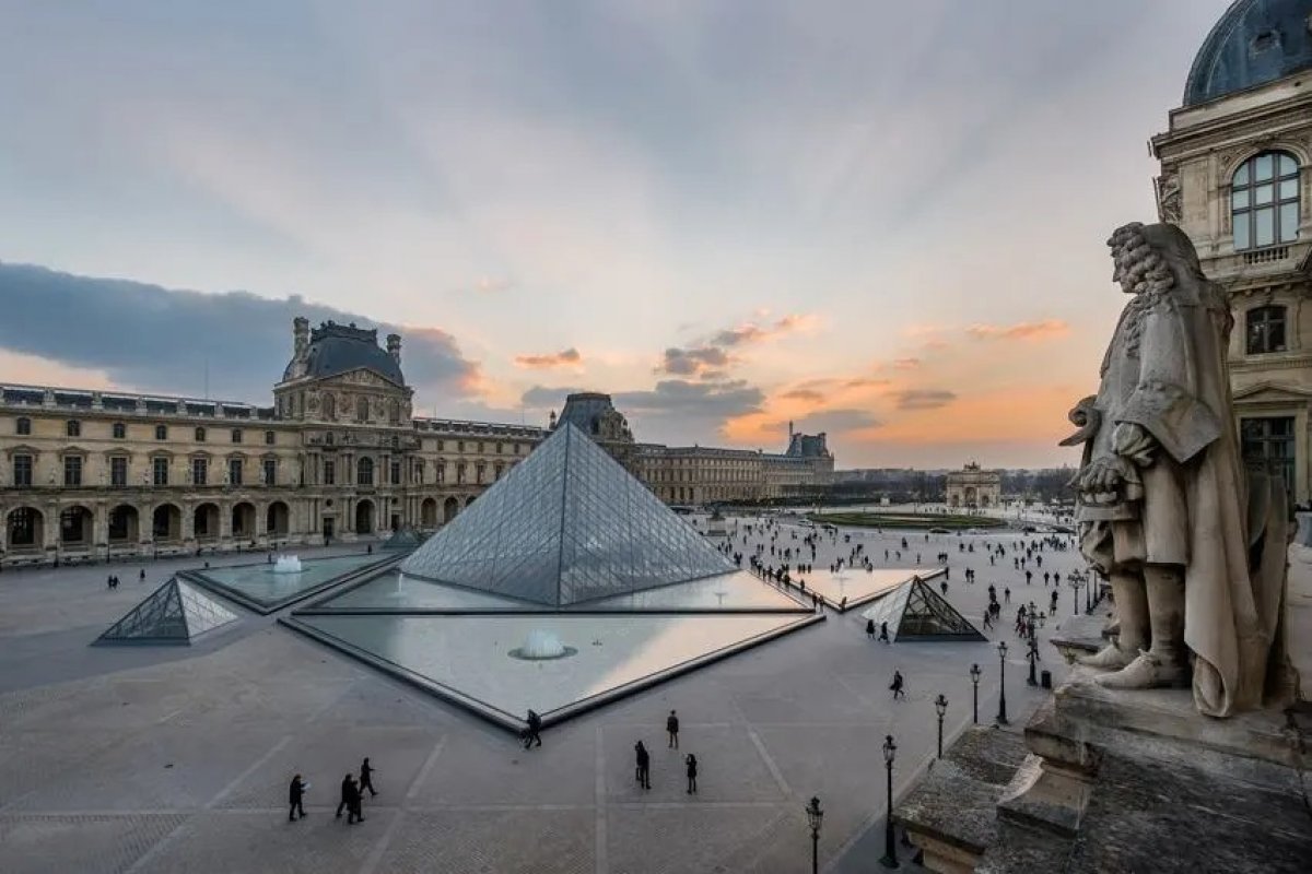 Suspeitos admitem envolvimento no roubo de joias do Louvre, na França
