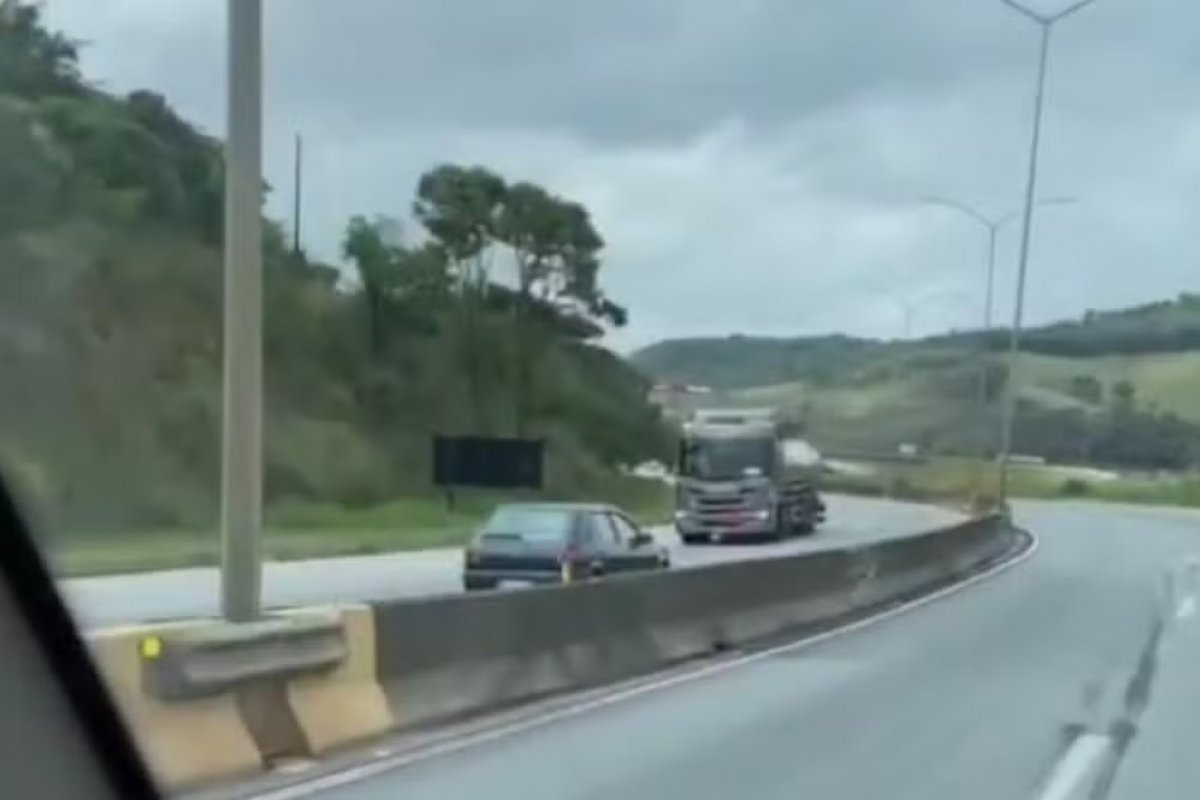 Idoso dirige na contramão e quase causa acidente na BR-040