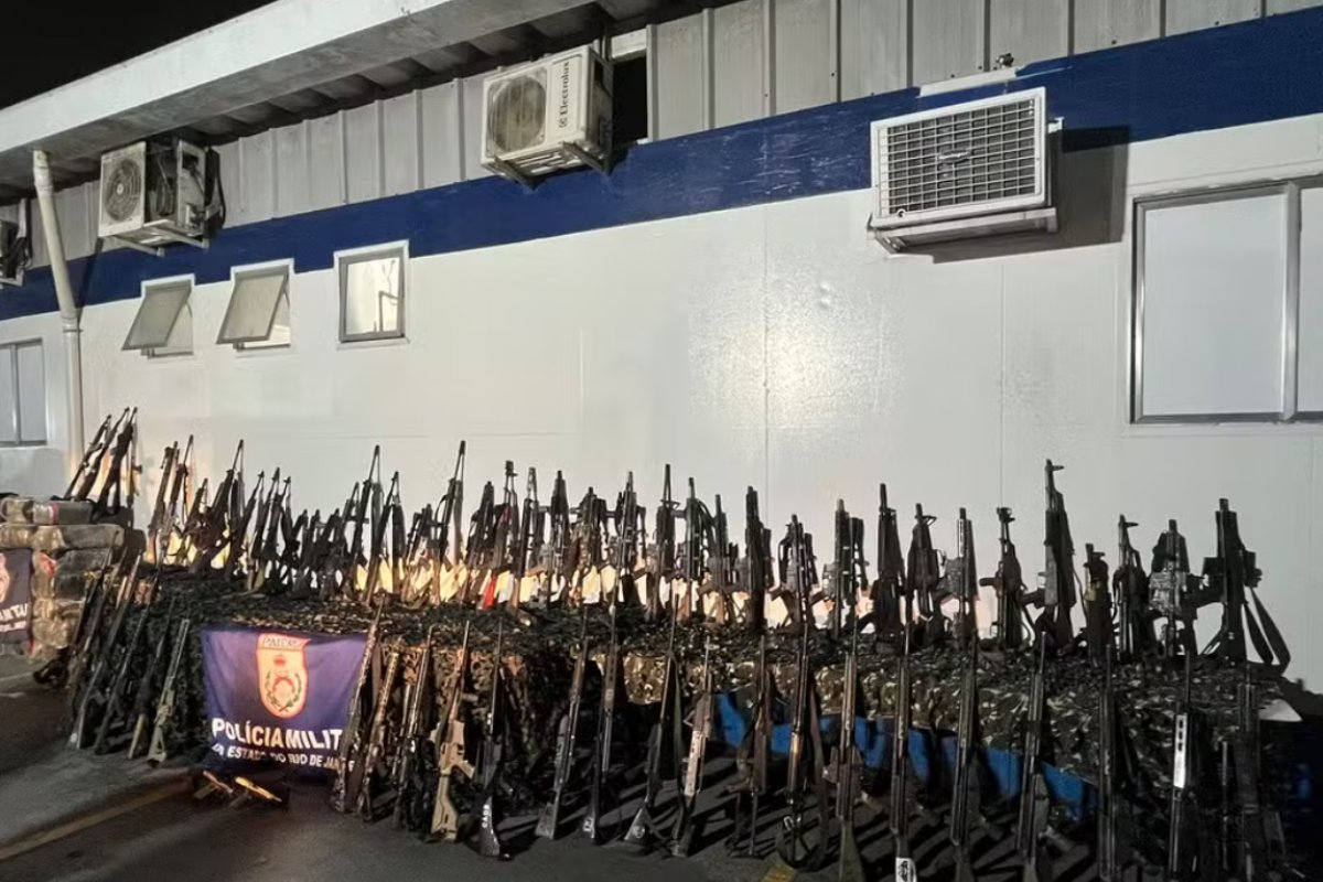 Apreensão de armas em megaoperação no Rio pode ter causado prejuízo de R$ 12,8 bilhões ao CV, diz polícia