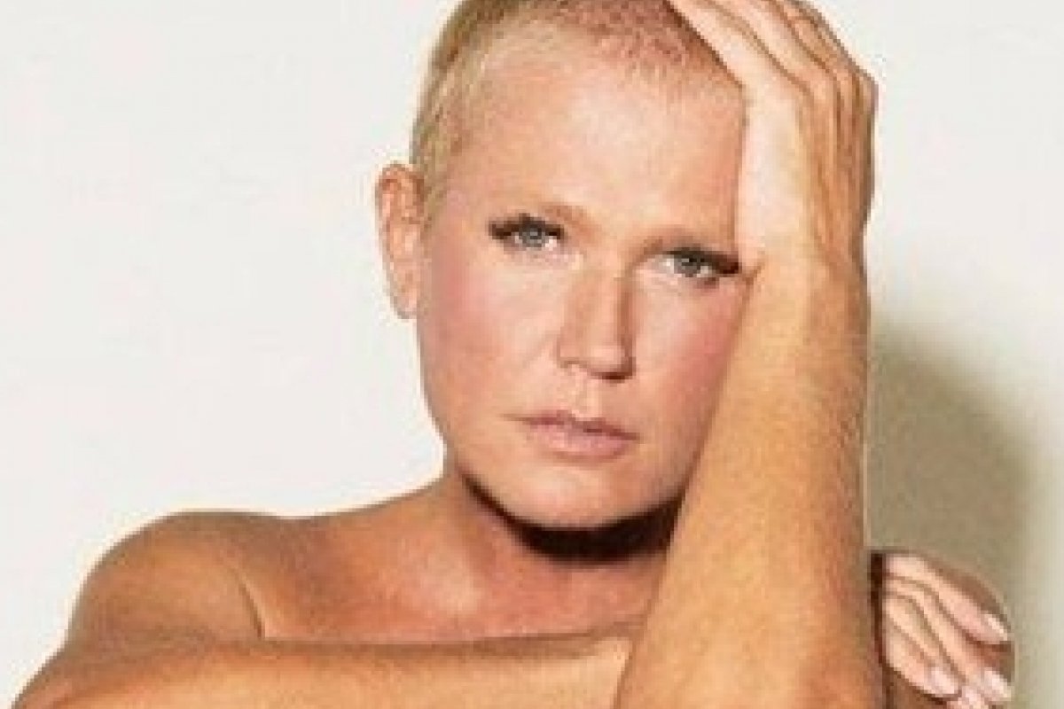 Aos 56 anos, Xuxa surpreende ao posar nua usando botas 