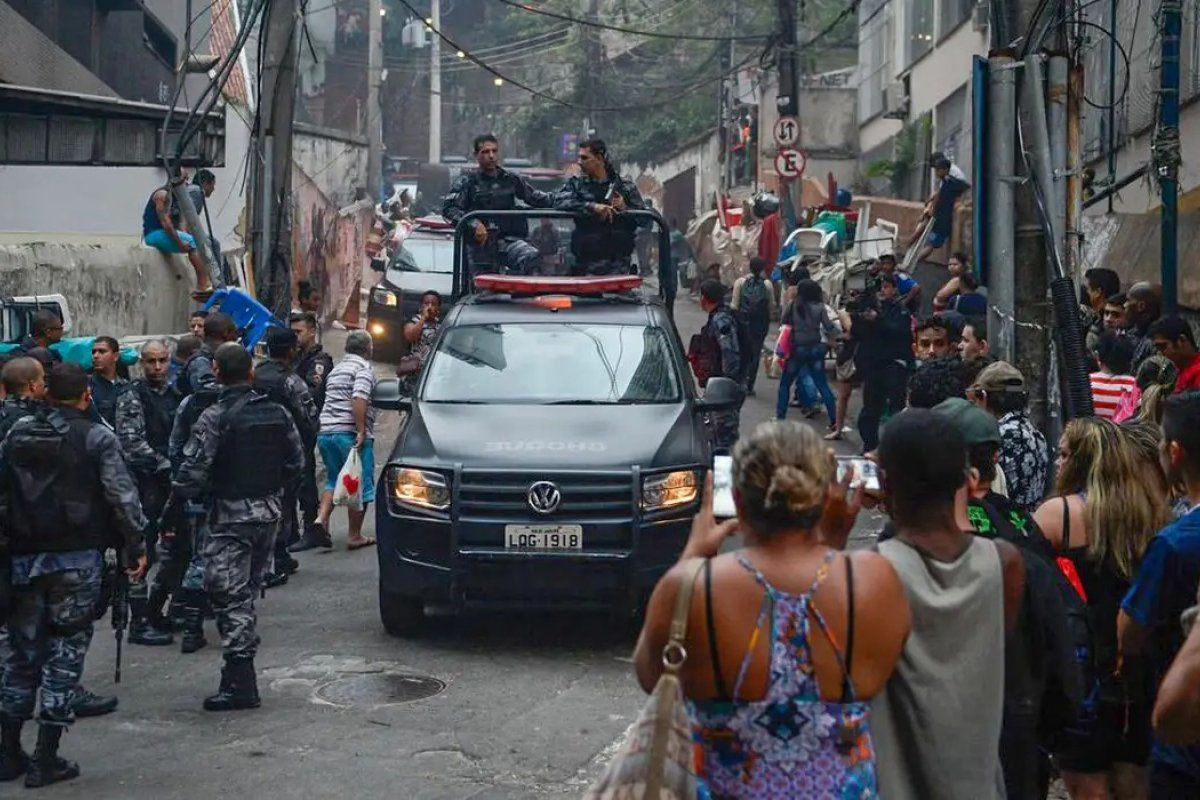 Quaest: metade dos moradores do Rio de Janeiro defendem que policiais devem abordar suspeitos antes de atirar
