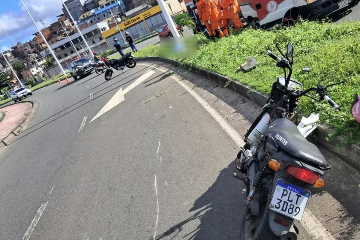 Homem morre após moto colidir em poste na Avenida Gal Costa 