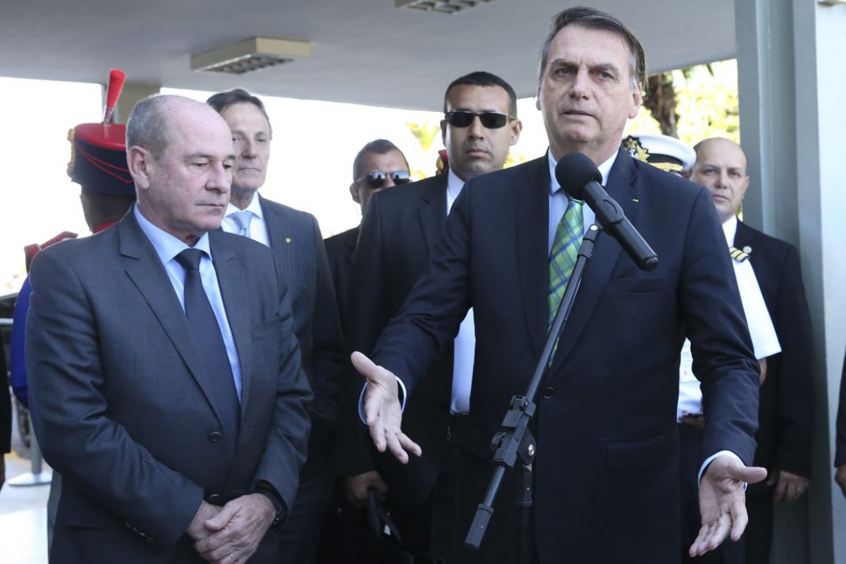 Bolsonaro enviará projeto que amplia garantias jurídicas a militares 