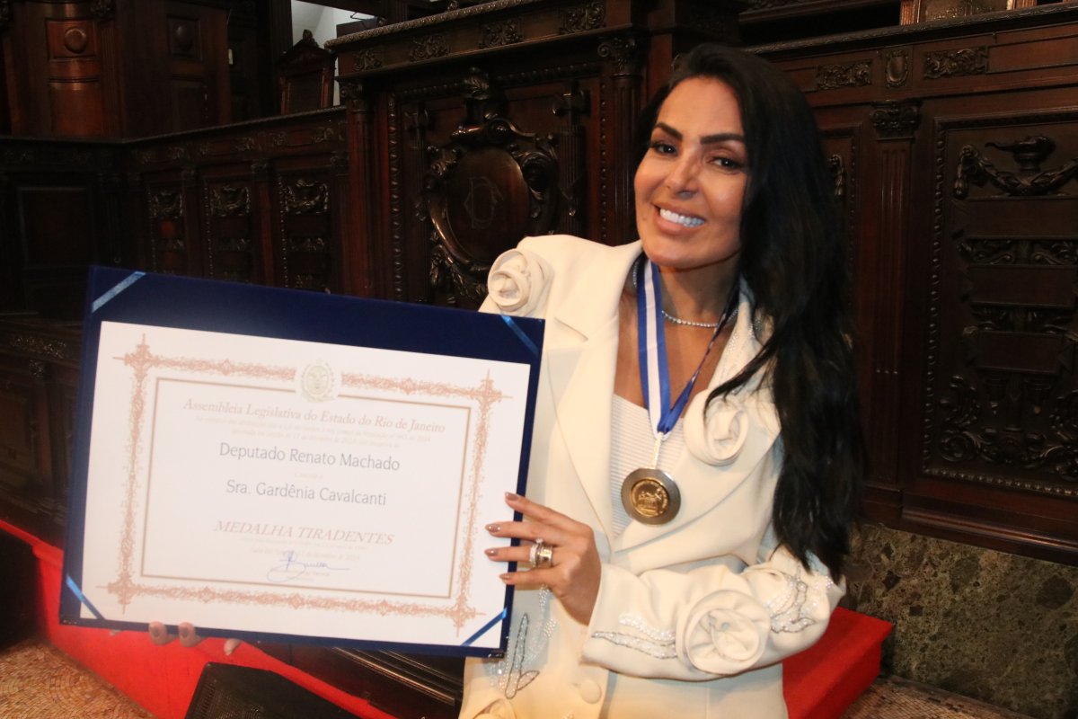 Gardenia Cavalcanti recebe a Medalha Tiradentes em sessão solene no Rio de Janeiro! 
