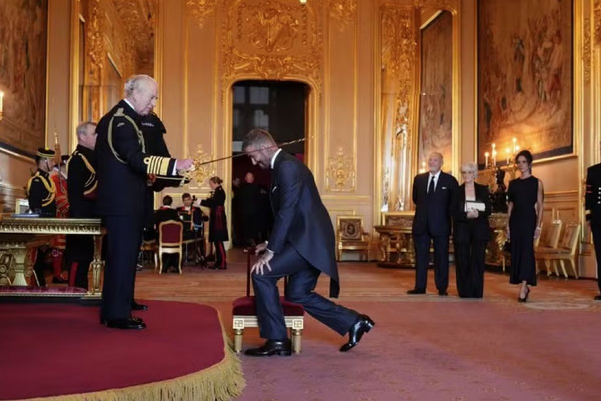 Beckham é condecorado cavaleiro pelo rei Charles III e recebe título de 'Sir' após 13 anos 