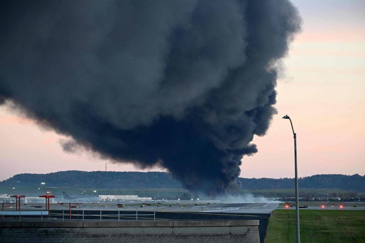 Vídeo: avião de carga pega fogo e explode após decolar de aeroporto nos EUA, matando ao menos sete; veja vídeo