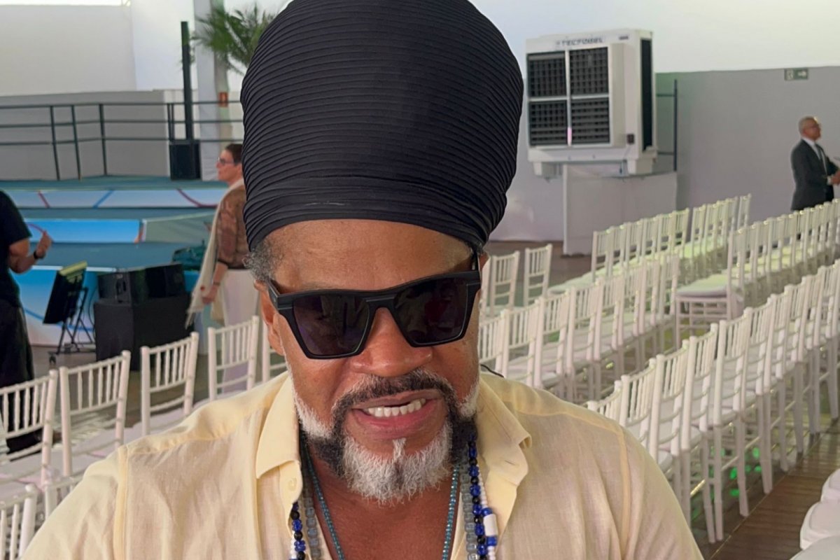 "Nós perpetuamos coisas que a própria África já não tem", afirma Carlinhos Brown durante abertura do Festival Nosso Futuro Brasil-França
