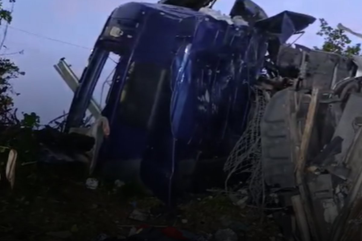 Vídeo: Caminhão capota e cai no rio Tietê, em São Paulo