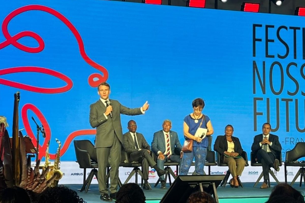 Vídeo: Durante evento em Salvador, Macron diz que a relação entre Brasil, França e África se transformou "de um triângulo de dores em um triângulo de amor"