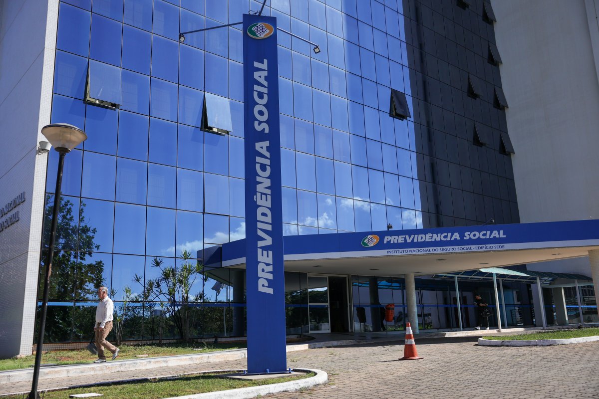 Fila de novos pedidos do INSS cresce 10% ao mês desde maio, diz presidente do órgão