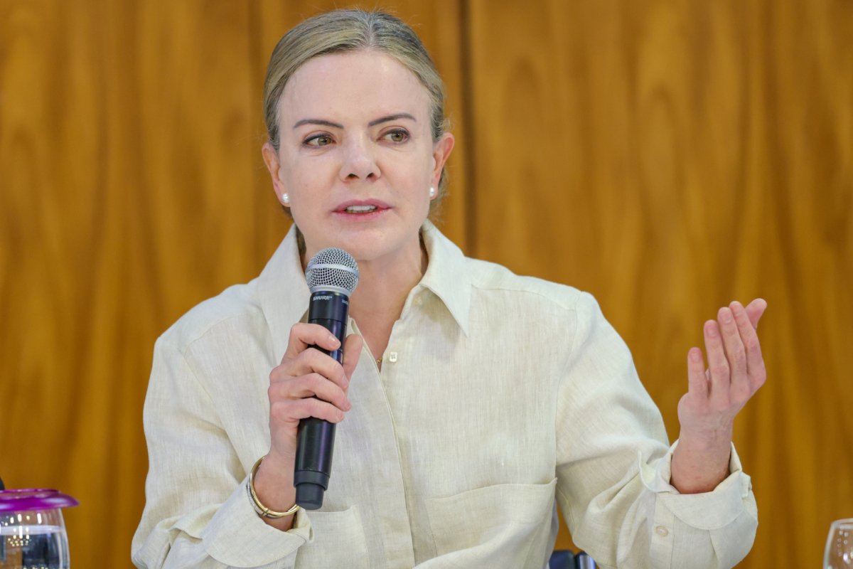 Governo acionou a Caixa para a liberação do FGTS de atingidos por tornado no PR, afirma Gleisi Hoffmann