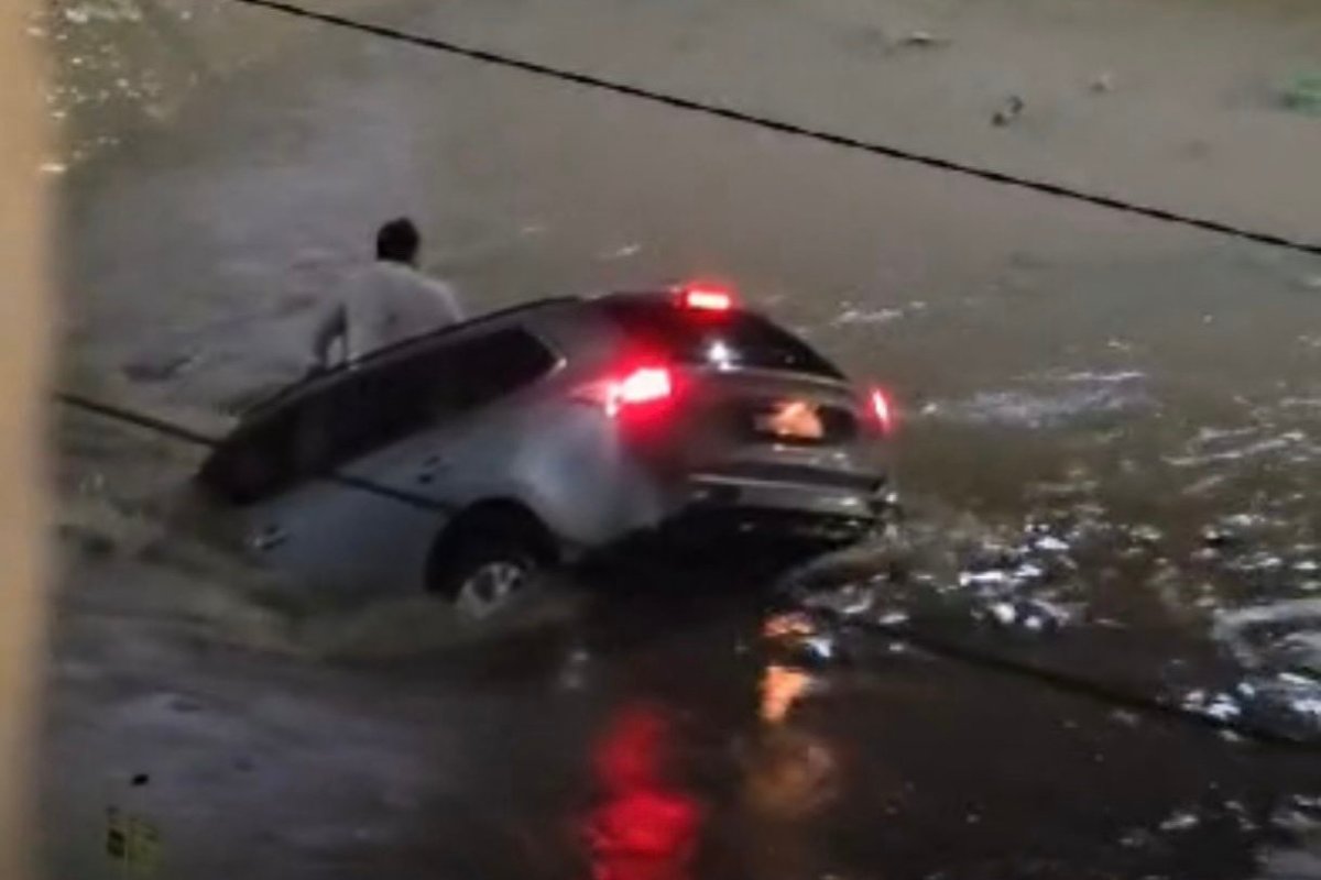 Vídeo: homem é arrastado e 'engolido' por enxurrada durante fortes chuvas em Vitória da Conquista