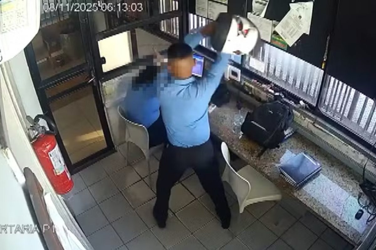Vídeo: porteira é agredida por colega de trabalho com capacete em Salvador