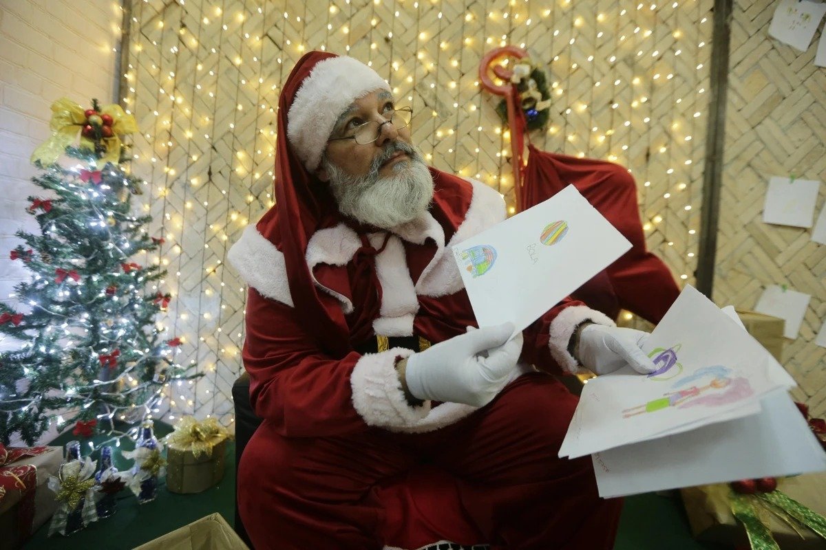 Saiba como adotar cartinha e doar presentes para crianças no Papai Noel dos Correios 2025