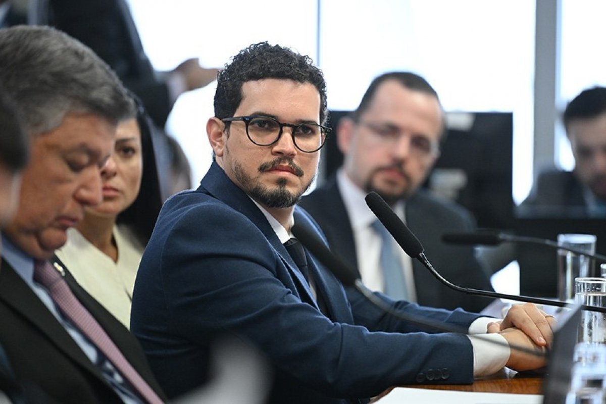 Advogado é informado durante participação da CPMI que pai foi preso em operação da PF 