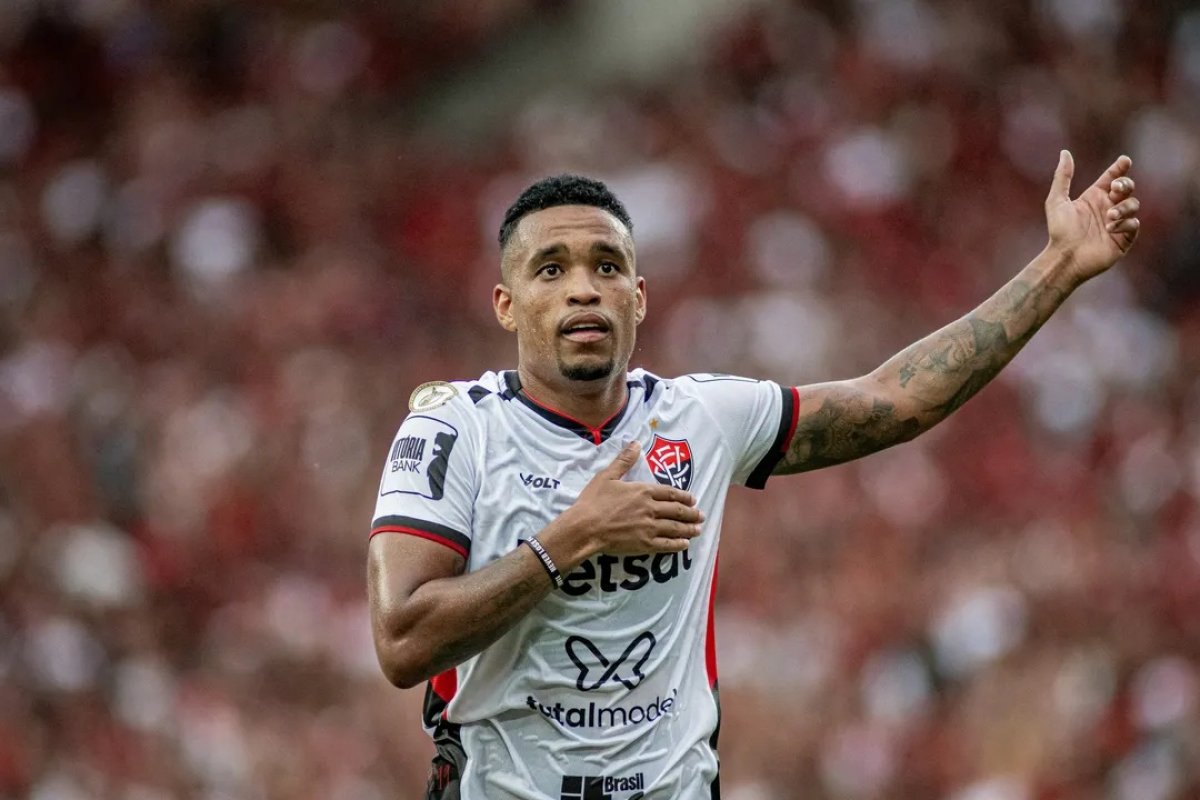 Vídeo: Ex-Vitória, Alerrandro concorre ao Prêmio Puskás de gol mais bonito de 2024; relembre o golaço 
