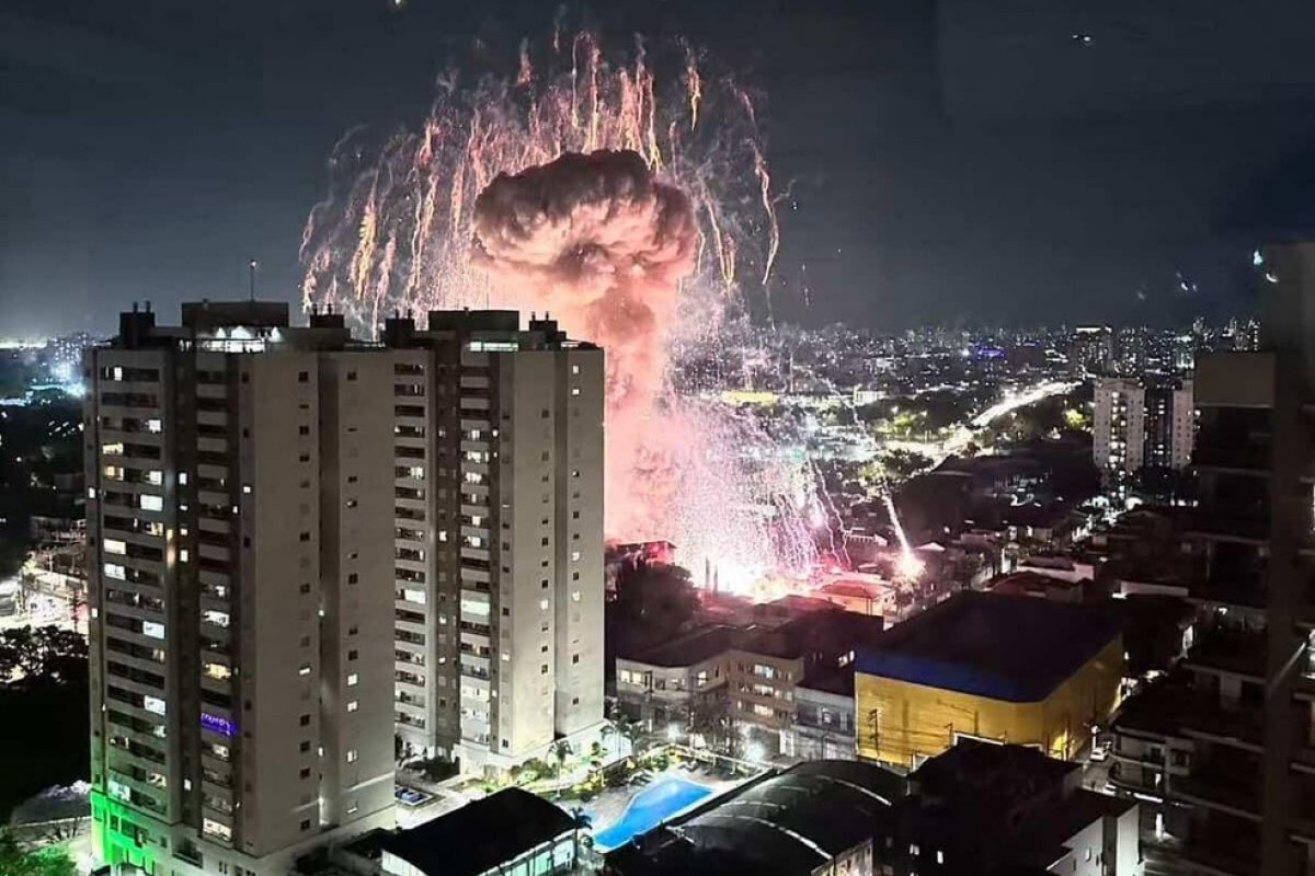 Video: explosão em galpão atinge veículos e quebra janelas de vidro na zona leste de SP