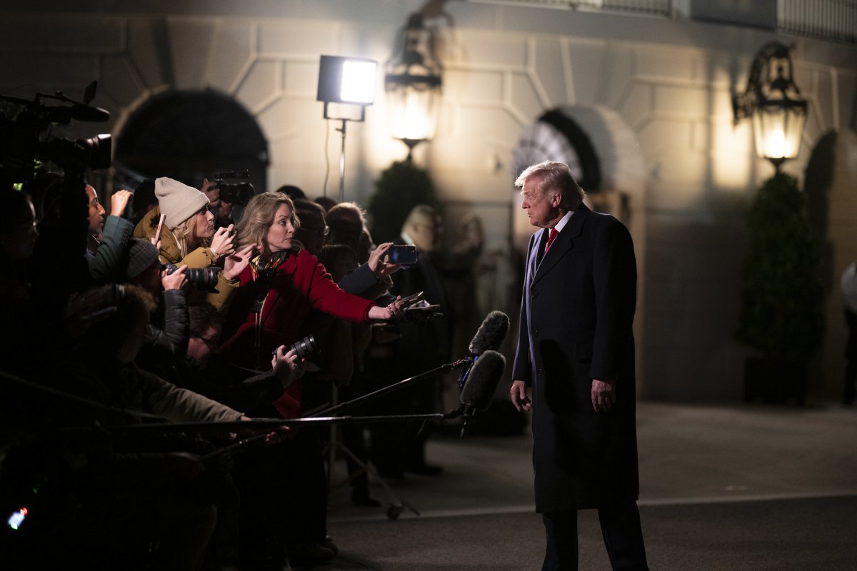 Trump diz que vai mandar investigar suposto elo entre Epstein e Clinton