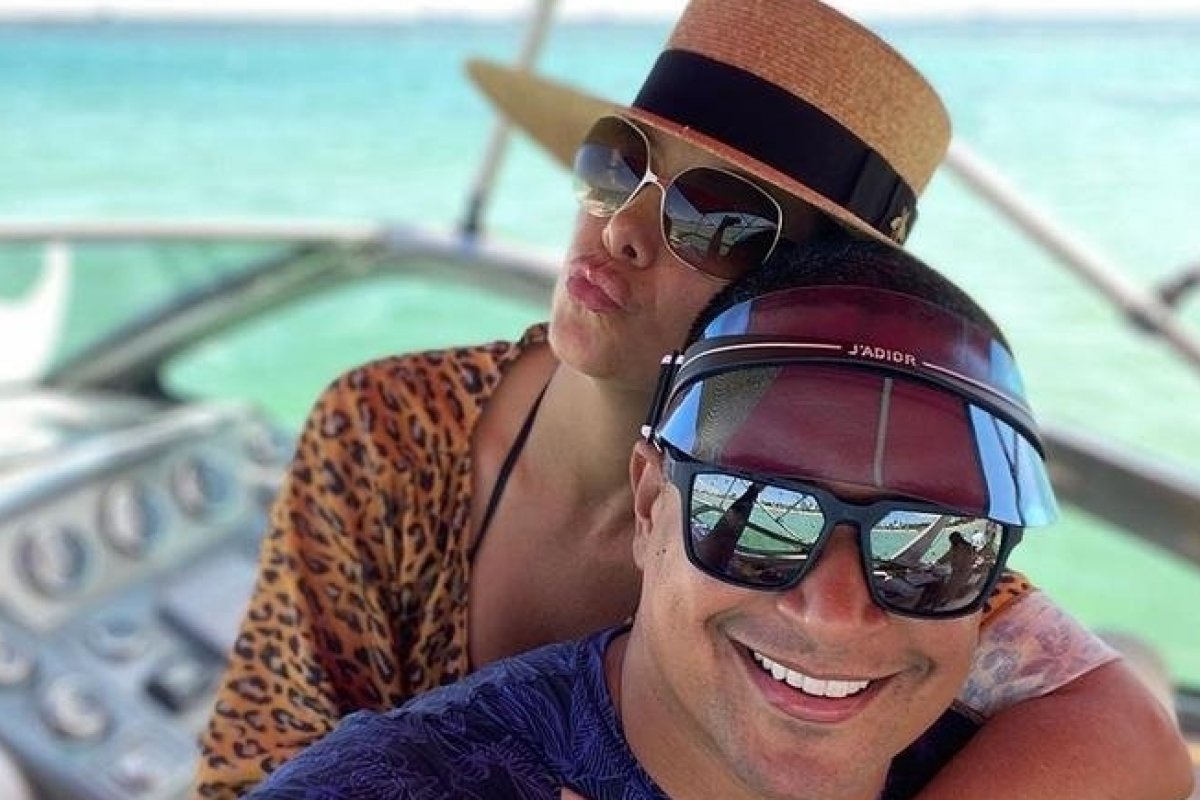 Carla Perez curte a Baía de Todos os Santos ao lado de Xanddy