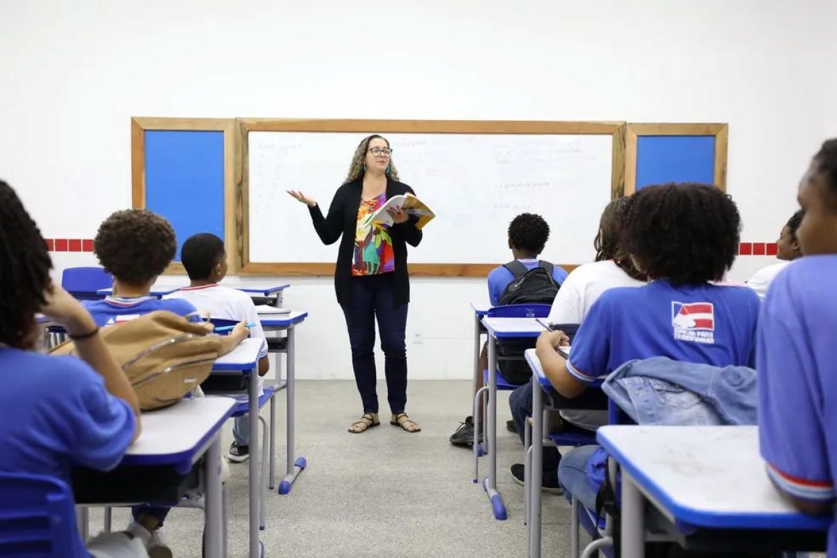 Estado antecipa pagamento do salário de novembro e 13º de servidores da Educação