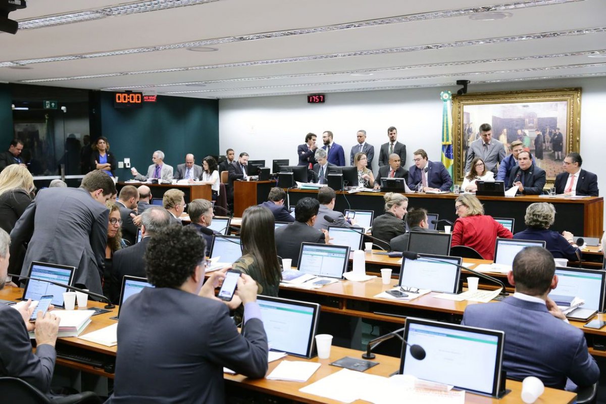 Reforma que prevê simplificação de impostos começa a tramitar no Congresso