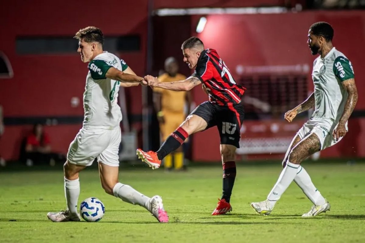 Tentando deixar o Z-4, Vitória visita o vice-líder Palmeiras