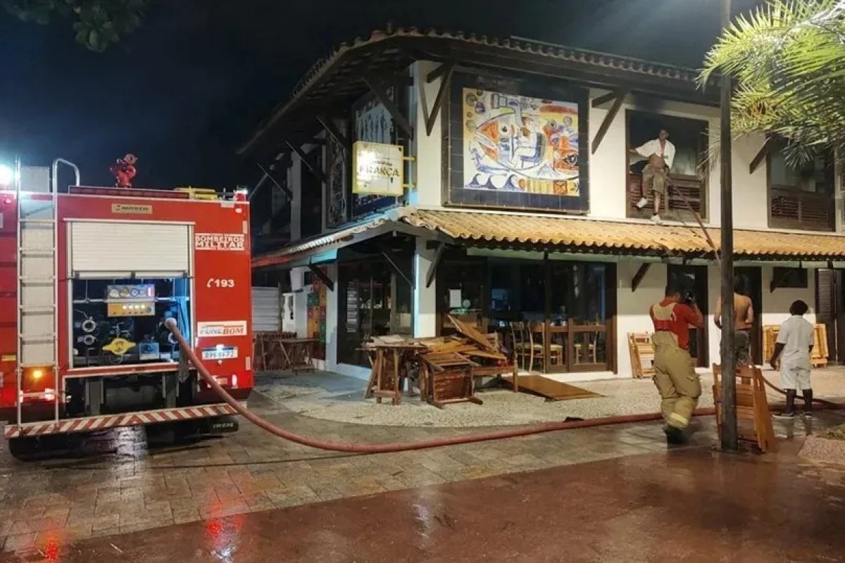 Vídeo: incêndio mata criança e deixa três pessoas feridas em destino turístico da Bahia