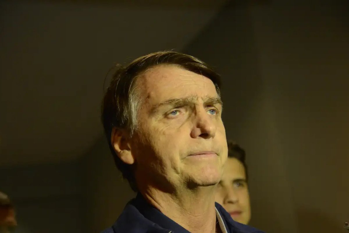 Defesa fala em 'risco à vida' de Bolsonaro e pede a Moraes cumprimento de pena em casa