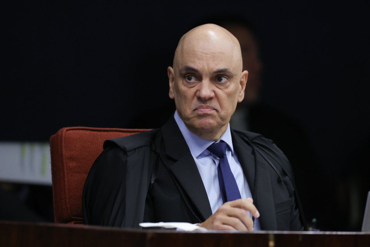 Moraes nega pedido de defesa para Bolsonaro cumprir pena em casa