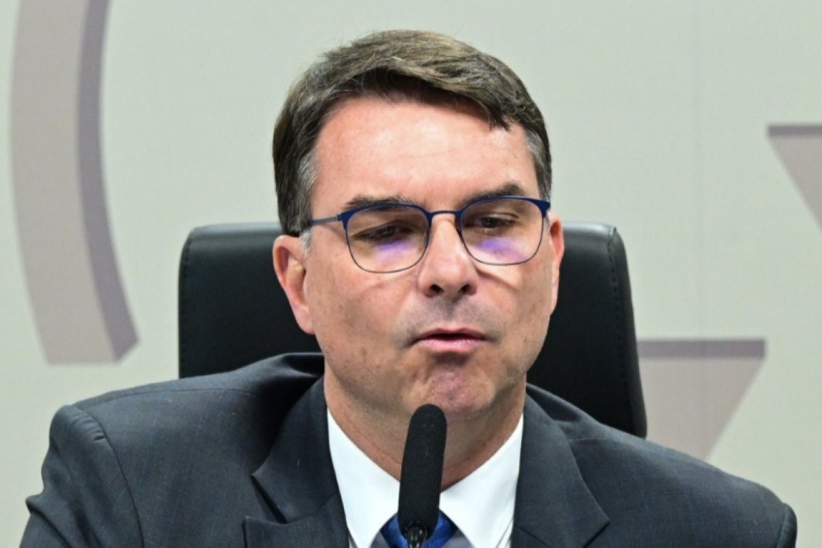 Flávio responsabiliza Moraes por possível agravamento na saúde de Bolsonaro durante a prisão