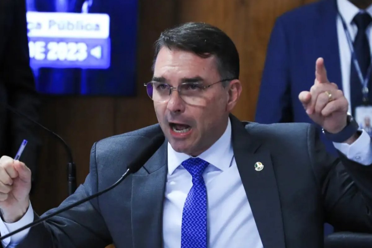 PSOL aciona PGR contra Flávio Bolsonaro por convocação de vigília