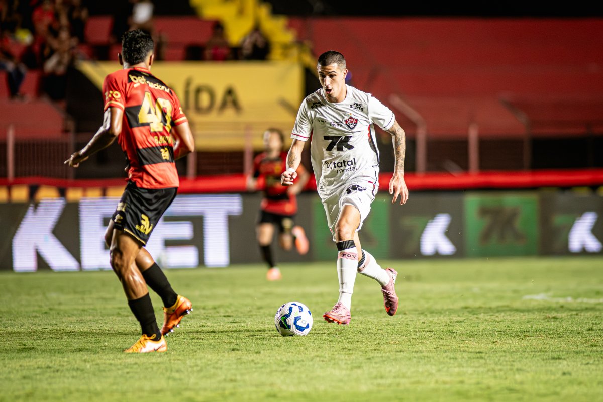 Vídeo: Vitória vence Sport e dorme fora da zona de rebaixamento; confira os gols